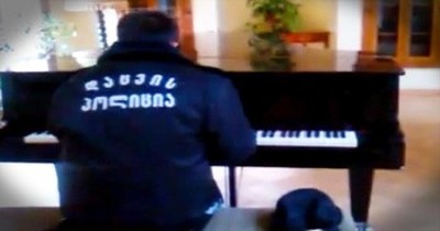 Security Guard Starts Playing Abandoned Piano. CHILLS! 