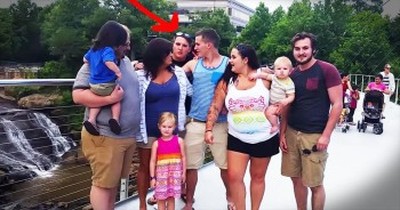 Soldier Surprises Family With Epic Photobomb 