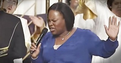Tasha Cobbs Performs ‘Break Every Chain’ At Church 