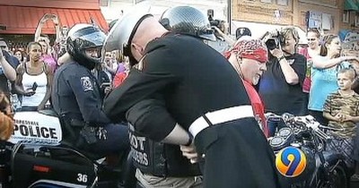 Marine And Wounded Vet Share Emotional Hug During Parade 