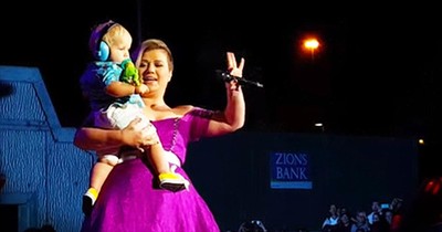 Kelly Clarkson Stops Concert When She Spots THIS In The Crowd
