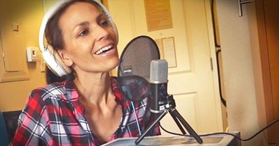 Godly Woman Sings ‘Softly And Tenderly’ During Cancer Treatment