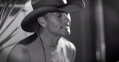 Tim McGraw Sings ‘My Little Girl’ For College-Bound Daughter – TEARS! 