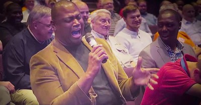 Audience Member Brings CHILLS With ‘Amazing Grace’ During Christian Comedian's Routine