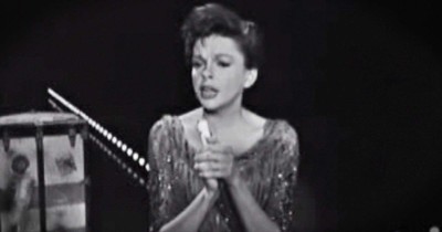 Judy Garland Sings ‘Battle Hymn Of The Republic’ To Honor Fallen President