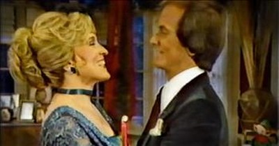 Pat Boone And Family Sing Beautiful Christmas Medley 