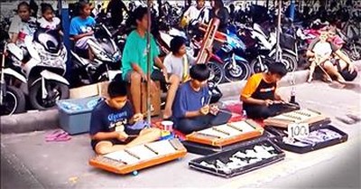Young Street Musicians Wow With Unique Performance 