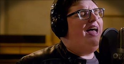 Jordan Smith Stuns With 'Stand In The Light' And It's Chilling! 
