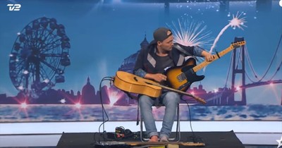 Musician Playing 3 Guitars At Once Stuns The Judges With His Unique Audition