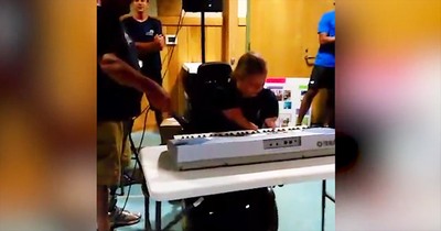 16-Year-Old Without Limbs Plays 'Somewhere Over The Rainbow' 
