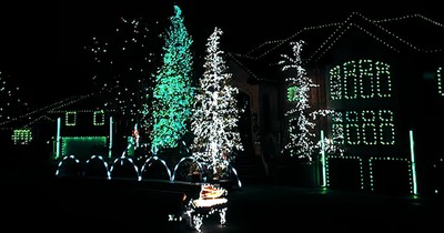 Piano Controls Over 500,000 Christmas Lights
