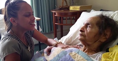 Woman Sings For Grandma With Dementia