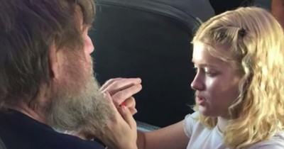 15-Year-Old Uses ASL To Talk To Blind And Deaf Man On Flight