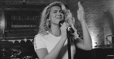 'Sunday' - Live Performance From Tori Kelly 