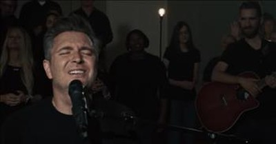 Travis Cottrell Sings New Christmas Worship 'Glory In The Highest' With Choir 