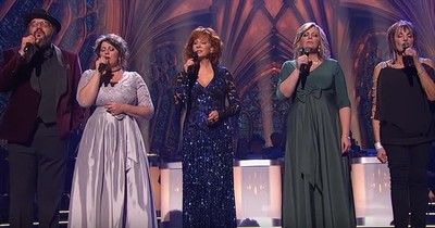 Reba McEntire And The Isaacs Perform 'What Child Is This' 