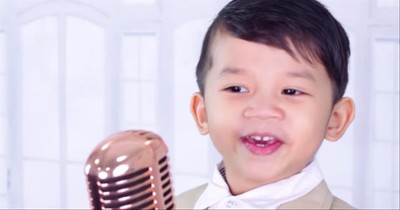 4-Year-Old Sings 'Amazing Grace (My Chains Are Gone)'