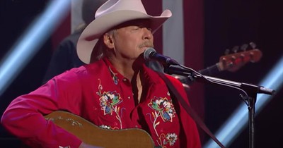 Alan Jackson Sings 'America The Beautiful'