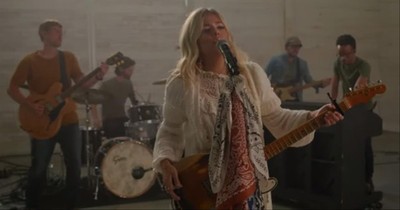 'Devil' Anne Wilson Performs Live In Nashville