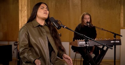 'Never Walk Alone' Hillsong Worship Acoustic Performance