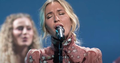 Lauren Daigle Performs 'Hold On To Me' At The GMA Dove Awards