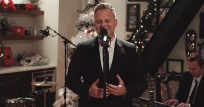 'O Holy Night' Matthew West Performs Christmas Hymn