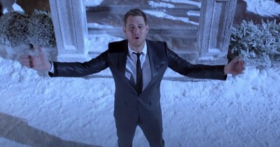 Michael Buble Sings 'Santa Claus Is Coming To Town'