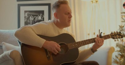 'Away In A Manger' Matthew West Acoustic Performance