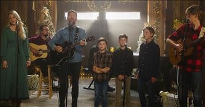 Josh Turner Sings 'Have Yourself A Merry Little Christmas' 