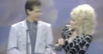 Dolly Parton Surprises A Young Randy Travis During Awards Show
