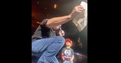 Blake Shelton Pulls 6-Year-Old Awaiting Heart Transplant On Stage For The Sweetest Duet