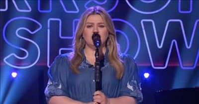 Kelly Clarkson Sings 'Rescue' By Lauren Daigle 