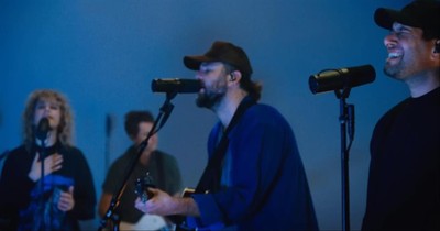 'God Song' Hillsong UNITED Performs At New Song Cafe