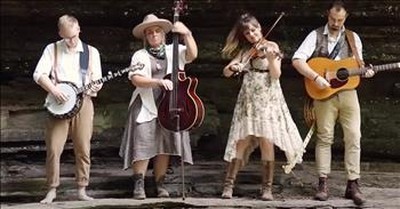 Bluegrass Band Performs 'Thunderstruck' On Banjos 