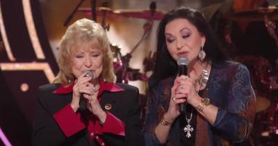 Loretta Lynn's Sisters Perform 'Coal Miner's Daughter' To Honor Late Singer