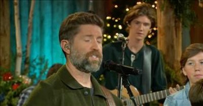 Country Singer Josh Turner Performs 'Have Yourself A Merry Little Christmas' 