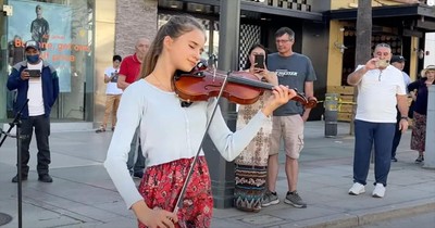 Teen Street Violinist Performs 'Can't Help Falling In Love' 