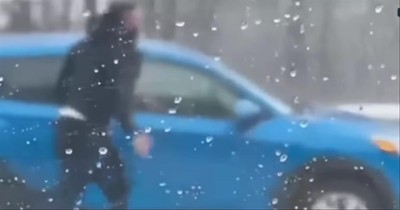 Man Dodges Traffic to Help Driver in Danger