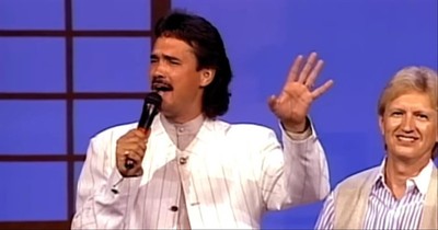 Classic Performance Of “I Bowed on My Knees” From Voices Of Gaither