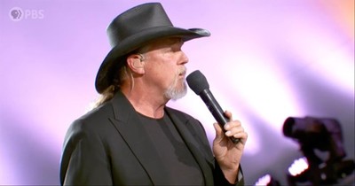 Country Music Superstar Trace Adkins Performs ‘Empty Chair’ For Fallen Soldiers