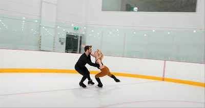 Ice Skaters Perform To Tina Turner’s Classic ‘Proud Mary’