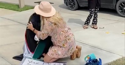 TikTok Helps Woman Reunite With Strangers Who Prayed Over Her At Airport