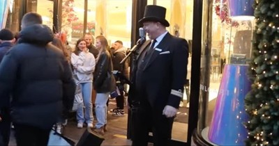 Singing Doorman Greets Customers With Bing Crosby’s ‘White Christmas’ 