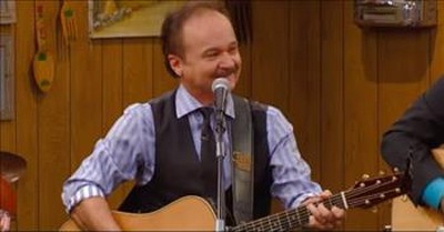 'Just A Closer Walk With Thee' Jimmy Fortune Sings At Larry's Country Diner 