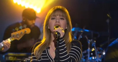 Kelly Clarkson Chilling ‘Don’t Worry Baby’ Cover By The Beach Boys