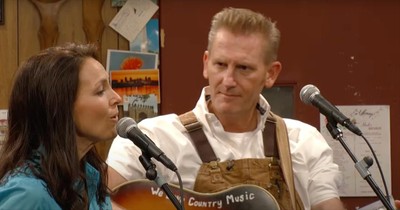 Joey + Rory Deliver Powerful 'In The Garden' Performance on Larry's Country Diner