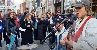 Busker Wows Crowd with Tina Turner's 'Proud Mary' Performance 