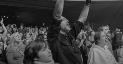 Enormous Choir Delivers Epic Performance of Journey’s 'Don't Stop Believin'