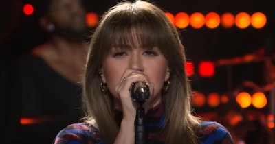 Kelly Clarkson Nails 'Walk Like An Egyptian' By The Bangles