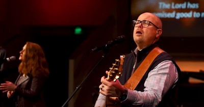 Worship Team’s Stunning ‘Amazing Grace (My Chains Are Gone)’ Performance